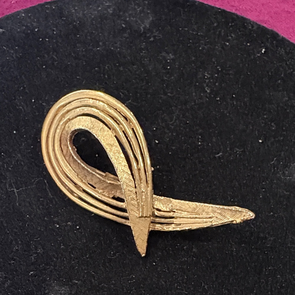 Sophisticated Gold Women's Brooch